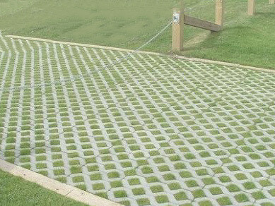 Os pavimentos permeáveis permitem a infiltração da água da chuva, ajudando a reduzir o escoamento superficial e a melhorar a gestão das águas pluviais