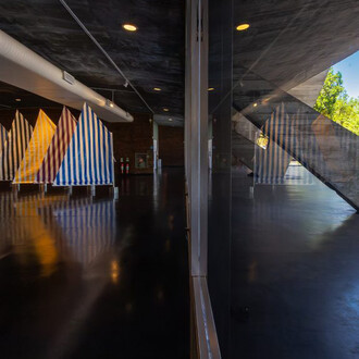 Daniel Buren, Voile/Toile – Toile/Voile (Vela/Tela – Tela/Vela), vista da exposição. Cortesia do Museu de Arte Moderna do Rio de Janeiro
