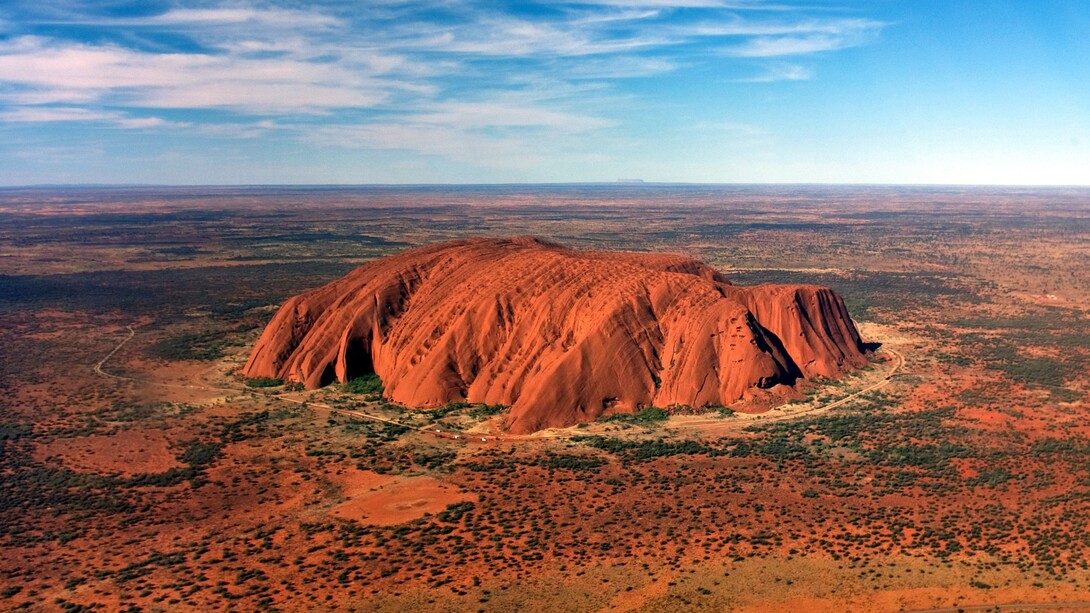 Uluru, noto anche come Ayers Rock, è un monolite di arenaria situato nel cuore del deserto australiano, considerato uno dei simboli più iconici dell'Australia. Monolito Urulu, Territorio del Nord, Australia