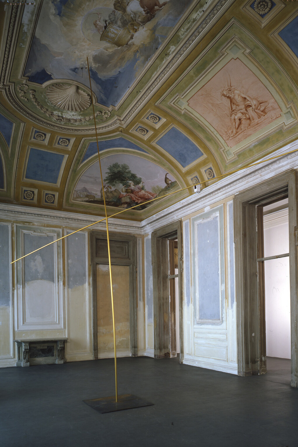 Luciano Fabro, Croce, 1965–86, alluminio, ferro, 1000 x 1000 cm, Castello di Rivoli Museo d’Arte Contemporanea, Rivoli-Torino, 2001
