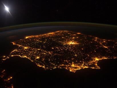 Cuando hacemos una búsqueda en Internet, el navegador nos devuelve lo que le hemos pedido; tras siguientes búsquedas el buscador (Google, otros.) va construyendo nuestro perfil de usuario y nos da solamente lo que él «cree» que nos interesa