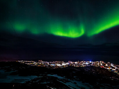 Agli inizi degli anni ’70, Angaangaq Angakkorsuaq ricevette dagli anziani del suo popolo l’incarico di portare nel mondo il messaggio che i ghiacci si stavano sciogliendo