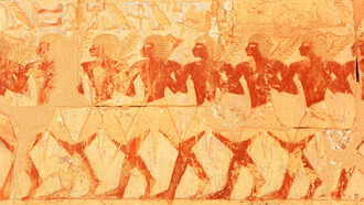 Bajorrelieve pintado, procesión festiva de soldados. Se encuentra en la Capilla de Hathor, parte del templo mortuorio de la reina Hatshepsut del siglo XV a. C., la única mujer que gobernó Egipto como faraón