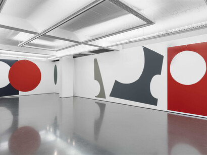 Antonio Ballester Moreno, Cutouts, vista da exposição. Cortesia de Pedro Cera