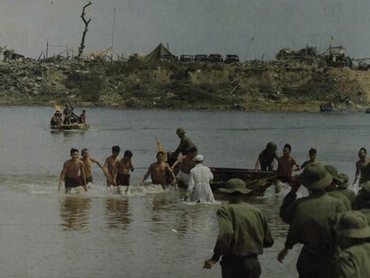 Medici e militari escono per salutare prigionieri di guerra portati dalla riva sud alla riva nord, 17 febbraio 1973