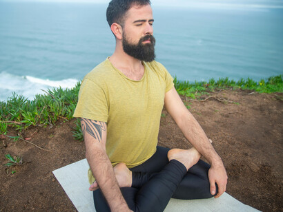 Meditação ao ar livre. A meditação é a vereda segura para os que rejeitam futilidades mundanas