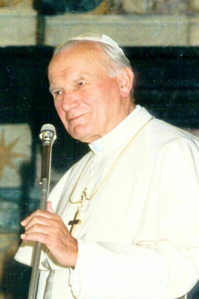 Juan Pablo II: relevante pontífice viajero de características solares y masivo funeral, cuyo nacimiento y muerte coinciden misteriosamente con sendos eclipses solares