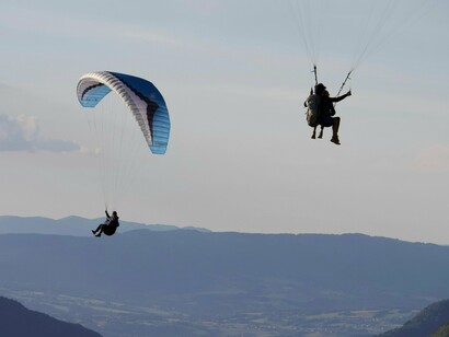 Vôo de asa-delta. O vôo de asa-delta e de parapente é muito seguro. É uma escolha da pessoa após ouvir os instrutores e guias turísticos. Normalmente esses voos têm duração de 10 minutos e ocorrem em dias ensolarados