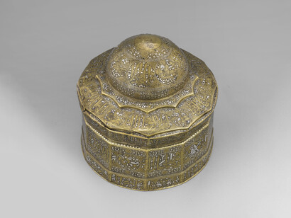 Caja en forma de mausoleo, siglo XIV. Aleación de cobre, plata, grabada, incrustada, martillada y nielada. Museo del Louvre, París