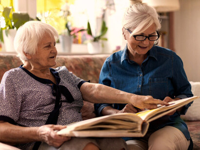 Mujeres mayores pasan la tarde juntas: transformar la realidad de la soledad no deseada es parte del envejecer con sentido, y forma parte del desarrollo de una sociedad más sana
