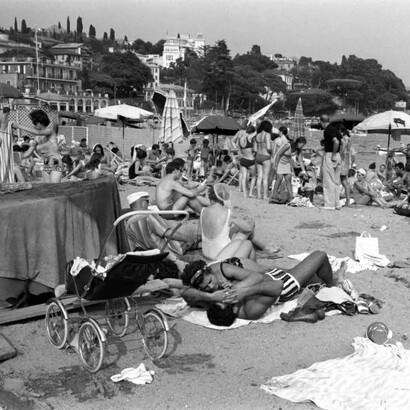 Bagnanti nelle spiagge affollate degli anni '70