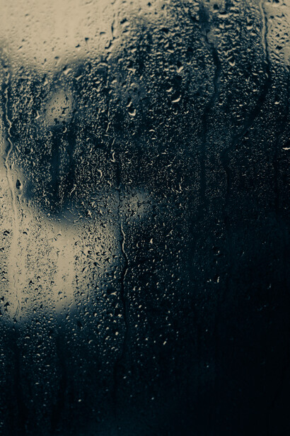 El piso se empezó a llenar de barro y la cortina de lluvia no nos dejaba ni fumar dos secas que ya se nos mojaba el pucho. Empezamos a compartirlos