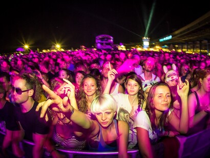 Los fans en primera fila en un festival