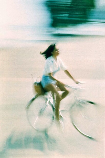 René Groebli, Radfahrerin (D41) - Vintage, 1963. Courtesy of Bildhalle Gallery