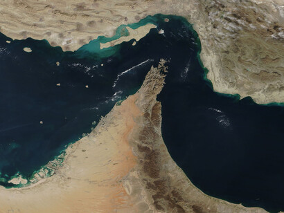 De anchura reducida, se encuentra entre el golfo Pérsico y el golfo de Omán, y separa Irán de la península Arábiga . Con solo unos 34 km de ancho en su punto más estrecho y aproximadamente 155 km de largo, alrededor del 30 % del petróleo transportado por mar en todo el mundo y casi una cuarta parte del suministro de gas natural licuado (GNL) pasa por este estrecho. 2020. Estrecho de Ormuz