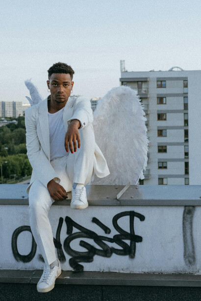 A presença de satanás é escassa no antigo testamento, levantando questões sobre sua relevância inicial na teologia judaica e cristã