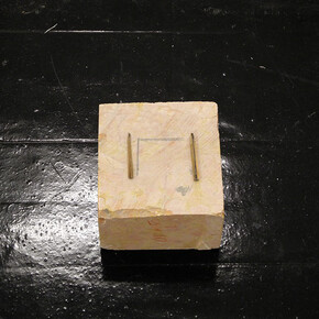 Sergio Verastegui, 90°, 2013, graphite sur marbre, crayon cassé, 17,5 x 12 x 16,5 cm, pièce unique, Cortex Athletico, N° Inv. SV/13/005