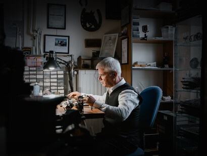 Un relojero trabaja en su taller en Melbourne, Australia