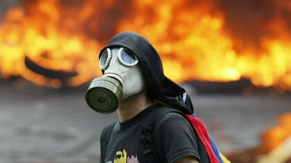 Antichavista con máscara de gas