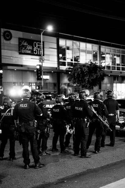 Las fuerzas policiales patrullan las calles en respuesta a las protestas, incluidas las manifestaciones de Black Lives Matter, lo que pone de relieve la tensión entre las fuerzas del orden y el activismo por los derechos humanos