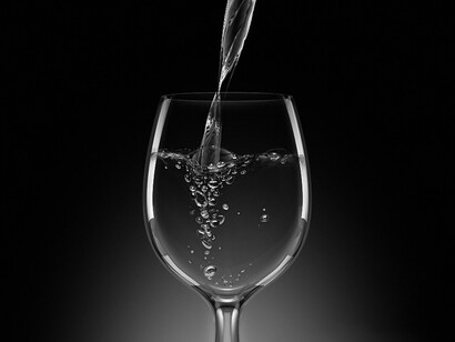 Una copa de agua mineral