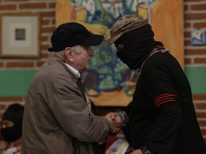 Pablo González Casanova en su nombramiento como comandante por parte del  Ejército Zapatista de Liberación Nacional, 2018