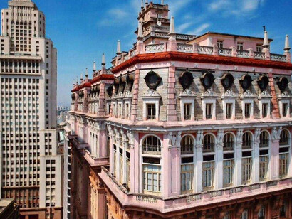 A arquitetura do edifício Martinelli, na cidade de São Paulo, é considerada clássica pois possui embasamento, corpo e coroamento. Sua fachada é revestida de granito vermelho e ardósia e o corpo é pintado em tons de rosa