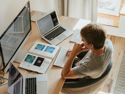 O avanço da IA deve ser uma ferramenta de inclusão, não de exclusão. Viver em 2025 é estar no meio de uma corrida em que o ponto de chegada muda a cada semana. A tecnologia avança, se reinventa e desafia o que entendemos como humano