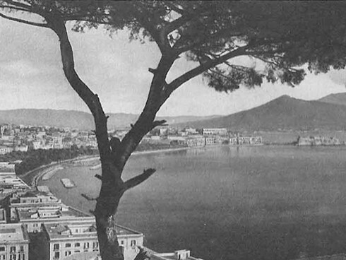 Napoli. Raffaele La Capria attribuì la nascita della napoletanità ad un forte trauma storico delle cui conseguenze la città non è più riuscita a riprendersi