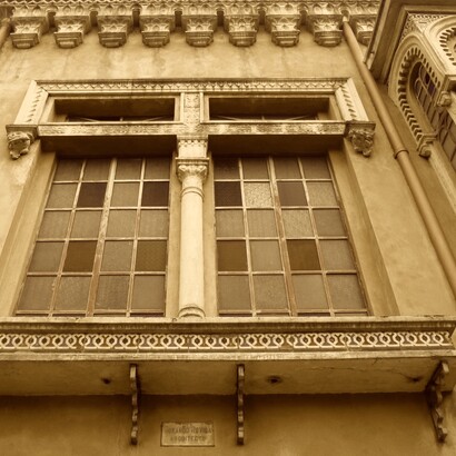 Ventana de el Castillo del Moro, con la placa en que se acredita a Rovira como su arquitecto. Foto: Luko Hilje