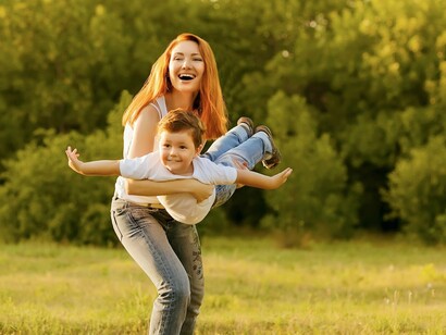 Una madre jugando con su hijo en el parque