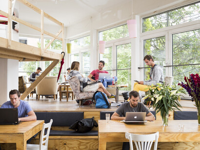 Trabajar desde el café es una buena opción a la hora de salirse de las rutinas diarias
