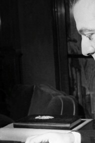 Giulio Andreotti nel suo studio a Roma, con una foto di Alcide De Gasperi, negli anni Cinquanta