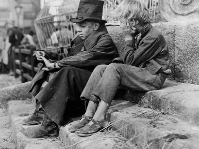 John Howard Davies (direita) em *Oliver Twist* (David Lean, 1948)