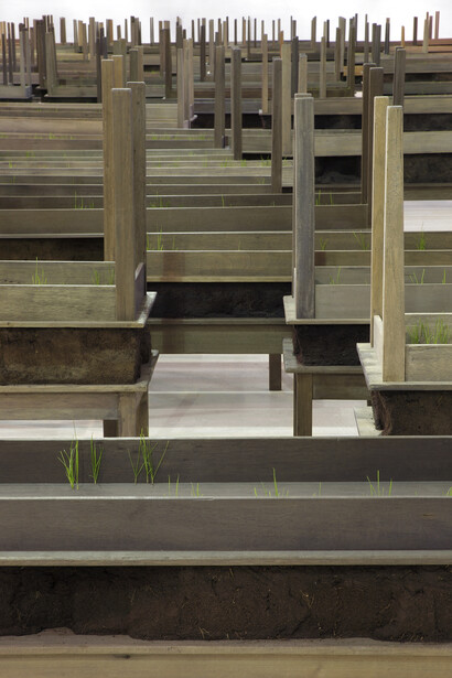 Installation view: Doris Salcedo, Solomon R. Guggenheim Museum, New York, June 26–October 12, 2015, Photo: David Heald © Solomon R. Guggenheim Foundation