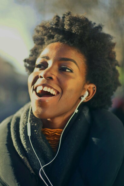 Una donna gioiosa e sorridente