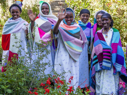Mujeres en tratamiento luciendo sus regalos solidarios