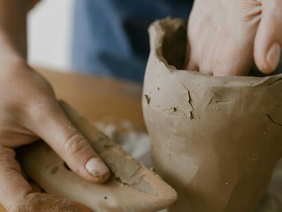 Mas não é só sobre neurociência. É sobre presença. É sobre criar algo que passa a existir fora da gente. É o prazer simples de ver o resultado concreto de um gesto. Num mundo cada vez mais digital, onde grande parte do que produzimos não tem forma nem peso, esse tipo de satisfação se tornou uma coisa muito rara