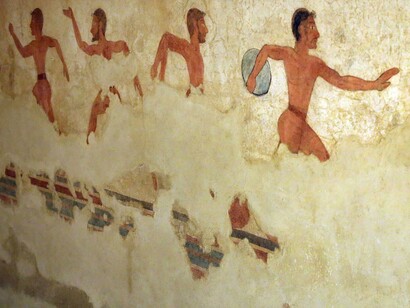 "Tomba delle Olipiadi", dettaglio del discobolo, Museo archeologico nazionale, Tarquinia, Italia.Dopo oltre mille anni, le Olimpiadi furono abolite dall'imperatore Teodosio I nel 393 d.C. perché considerate un rito pagano
