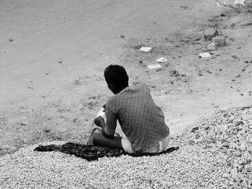 Assise face à l’immensité, une vie ordinaire rappelle que la justice sociale reste le défi le plus universel de notre temps
