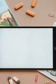 Cadernos e tablet vêm sendo utilizados juntos como ferramentas que conservam práticas tradicionais e inovam ao primeiro deparo com uma limitação