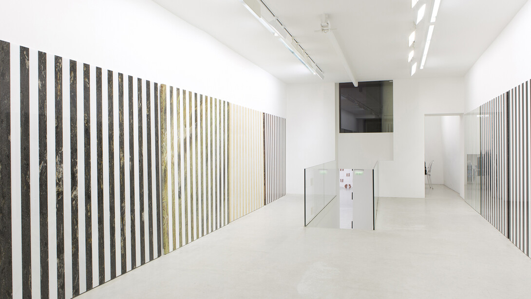 All images: Daniel Buren « Photos-souvenirs » : Vue de l’exposition / View of the exhibition « Au fur et à mesure, travaux in situ et situés », kamel mennour (6 rue du Pont de Lodi), Paris, 2015 © ADAGP Daniel Buren, Photo: Fabrice Seixas, Courtesy the artist and kamel mennour, Paris