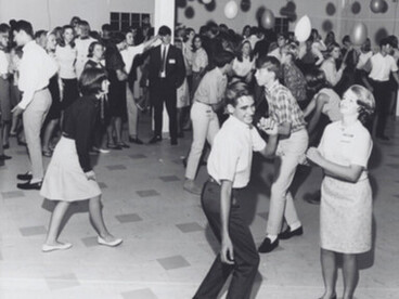 Scène de fête vintage illustrant les rassemblements sociaux des années 50/60, entre musique, danse et sociabilité collective