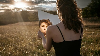 Com o tempo, entendi que o peso dessa frase não estava apenas no campo médico. “Perder o timing” carrega uma lógica social profundamente conhecida pelas mulheres. Existe um relógio implícito que regula quando podemos engravidar, quando devemos parar, quando ainda somos elegíveis para certas escolhas e quando já não somos mais. O corpo feminino é atravessado por janelas que se abrem e se fecham sem aviso, quase sempre definidas por critérios externos