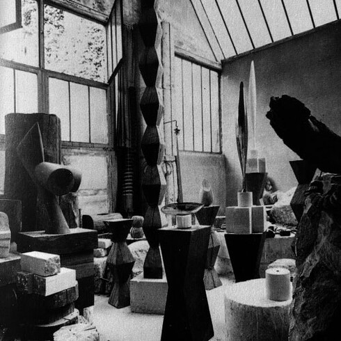 O julgamento sobre a obra de Brancusi revelou uma mudança nos critérios de avaliação de arte, reconhecendo a influência das escolas modernas e a necessidade de reinterpretar os conceitos de escultura
