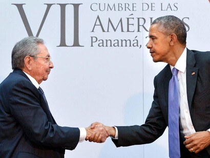 Raúl Castro y Barack Obama se saludan durante la VII Cumbre de las Amércas, en Panamá
