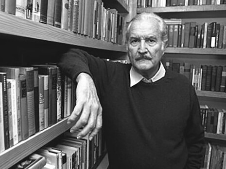 En sus bromas literarias, Fuentes contribuyó a reflexionar sobre las dinámicas de poder y visibilidad en el mundo literario de su época