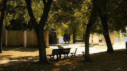 Un hombre con pinta de señor de clase media aparece un día en el parque de una urbanización de clase media y nada en él llama la atención