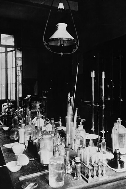 Laboratoire de Pasteur. Lassé des attaques contre lui, Pasteur avait cessé d’assister aux séances de cette académie et préféra surtout battre la campagne pour assurer la promotion des produits de son laboratoire