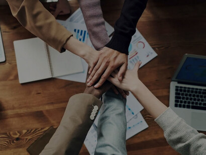 Sinergia: manos unidas, trabajo en equipo